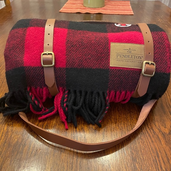 Pendleton Rob Roy motor robe Red and Black Wool Blanket with Leather Strap